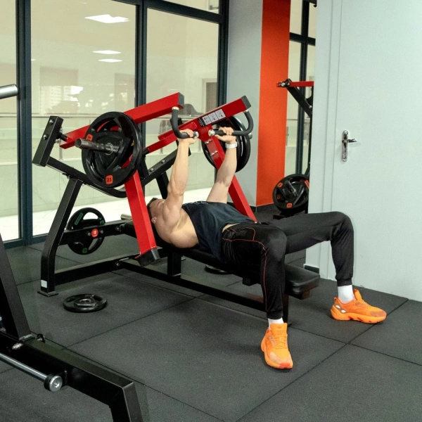 Грудной жим лежа на свободных весах Protrain PP128